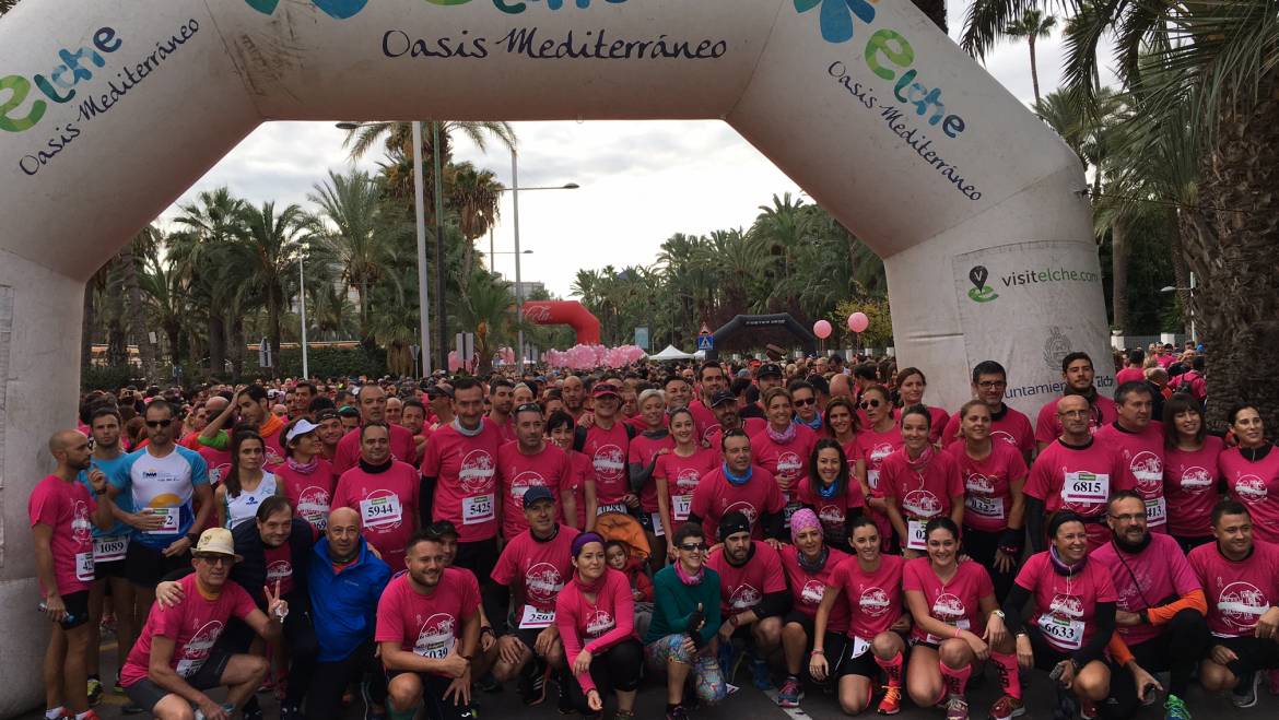 Cerca de 10.000 personas participan en  Elche en la carrera de AMACMEC contra el cáncer de mama