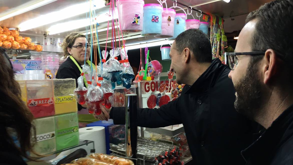 La lluvia no impide la inauguración del Mercado de Navidad de la Plaza de Castilla