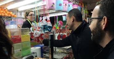 La lluvia no impide la inauguración del Mercado de Navidad de la Plaza de Castilla