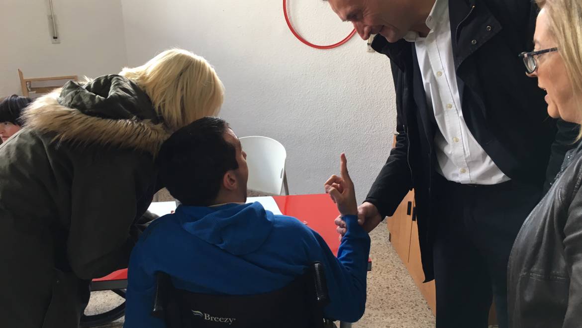 El alcalde se compromete a buscar nuevas instalaciones para la asociación de personas con diversidad funcional