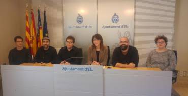 El Ayuntamiento presenta la obra “Amb les mans plenes de crits”