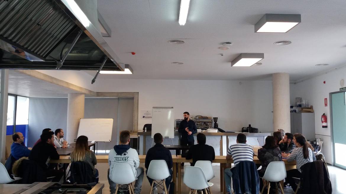 Visitelche y el CDT Interior organizan un curso formativo sobre técnicas de corte y servicio del jamón