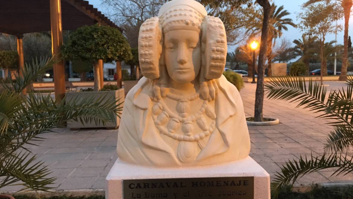 La Hoya rinde homenaje a la Dama con la inauguración de un busto en la plaza de la Torre del Gall