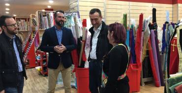 El Ayuntamiento impulsa el comercio en el Sector V con mejoras en iluminación, pavimento y limpieza