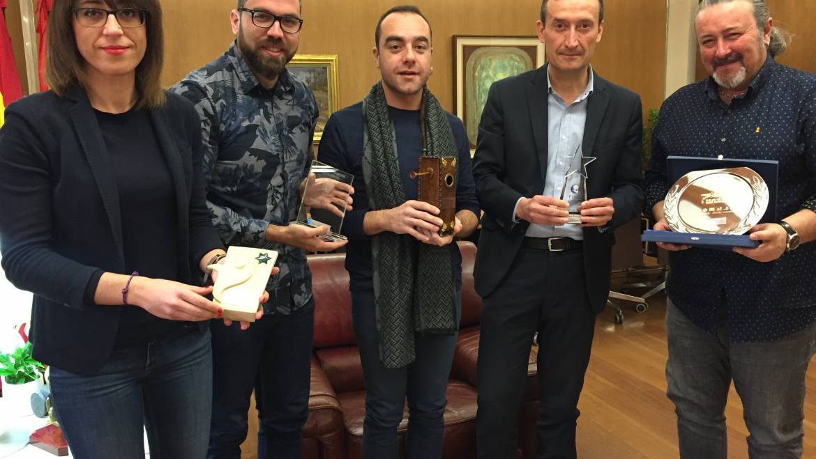 El alcalde recibe a los magos europeos campeones de Europa en magia cómica