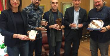 El alcalde recibe a los magos europeos campeones de Europa en magia cómica