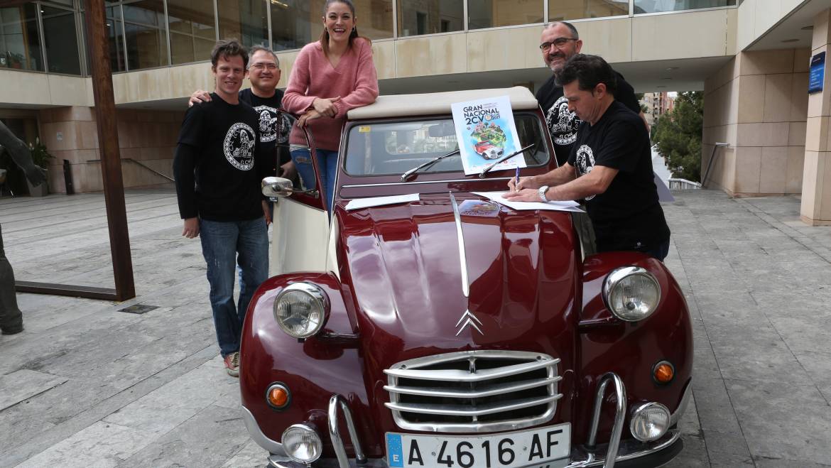 Elx acull una concentració de més de 200 cotxes Citroën 2CV