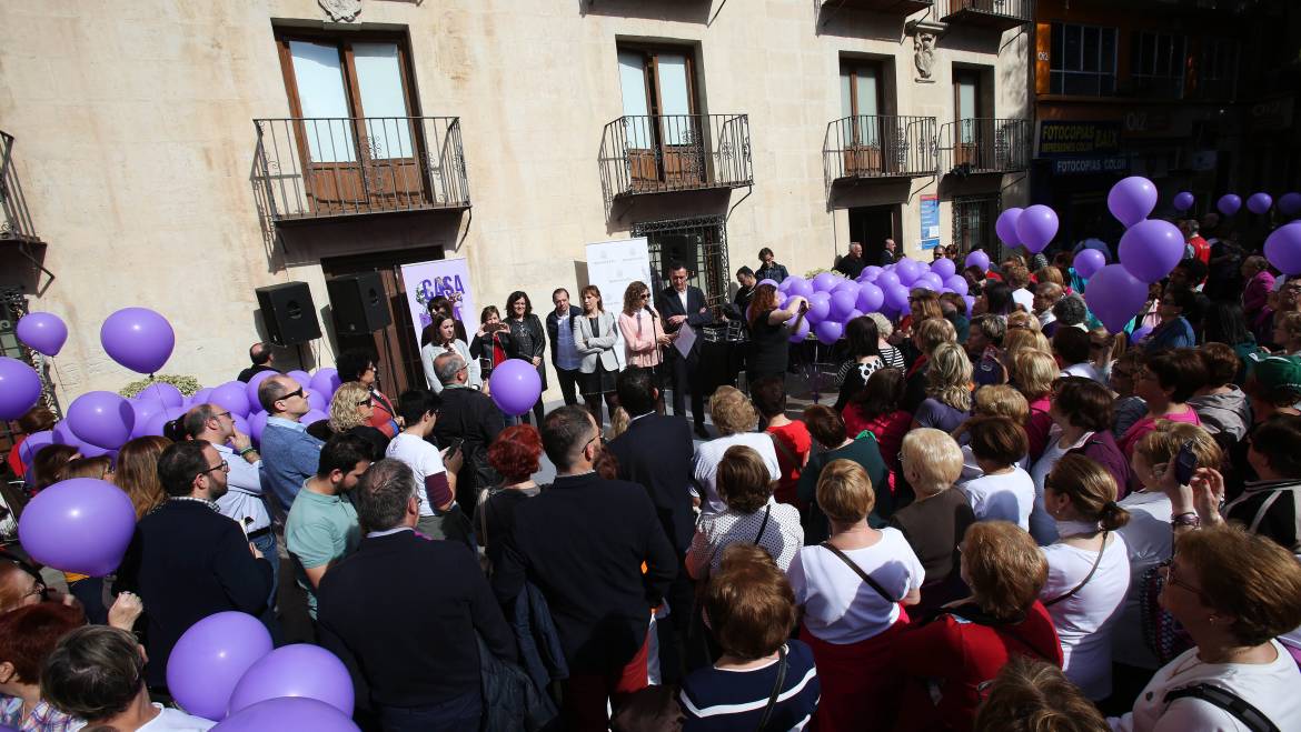 La coreògrafa Asun Noales llig la declaració institucional amb motiu del Dia de la Dona