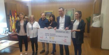 El Ayuntamiento hace entrega del cheque del dorsal solidario a favor de ANOA Elx, con un total de 2.337 euros