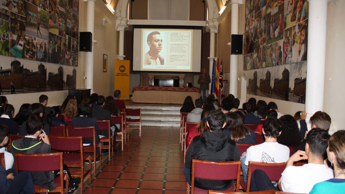Més d’un centenar d’estudiants londinencs descobrix l’obra del poeta Miguel Hernández en commemorar el Dia del Llibre