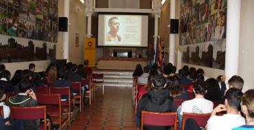 Más de un centenar de estudiantes londinenses conocen la obra del poeta Miguel Hernández al conmemorar el Día del Libro