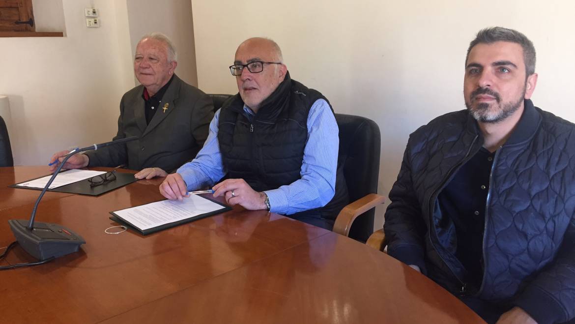 Firma del convenio con la Junta mayor de Cofradías y Hermandades
