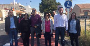 Entra en funcionamiento el carril bici que une La Marina con el camping y la playa