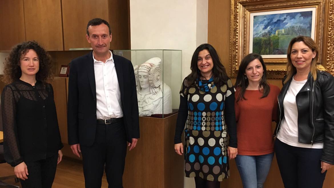 El alcalde recibe a dos funcionarias que han prestado asistencia de Cooperación al Desarrollo en Ecuador