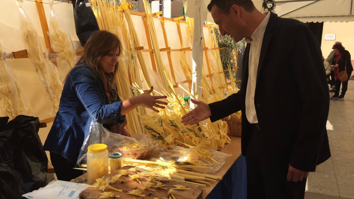 El alcalde visita los puestos de palma blanca de la Plaza de Baix