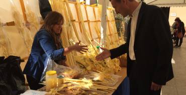 El alcalde visita los puestos de palma blanca de la Plaza de Baix