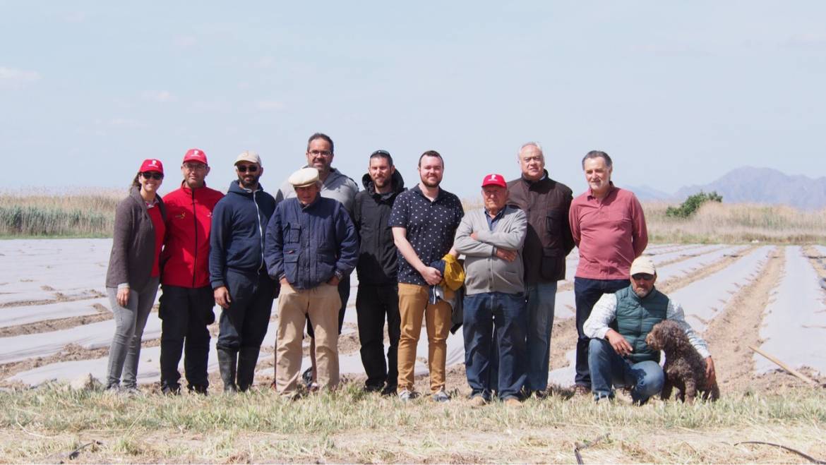 El regidor de Medi Rural assistix a la plantació del meló dels Carrissars