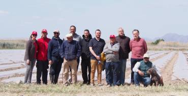 El concejal de Medio Rural asiste a la plantación del melón de Carrizales