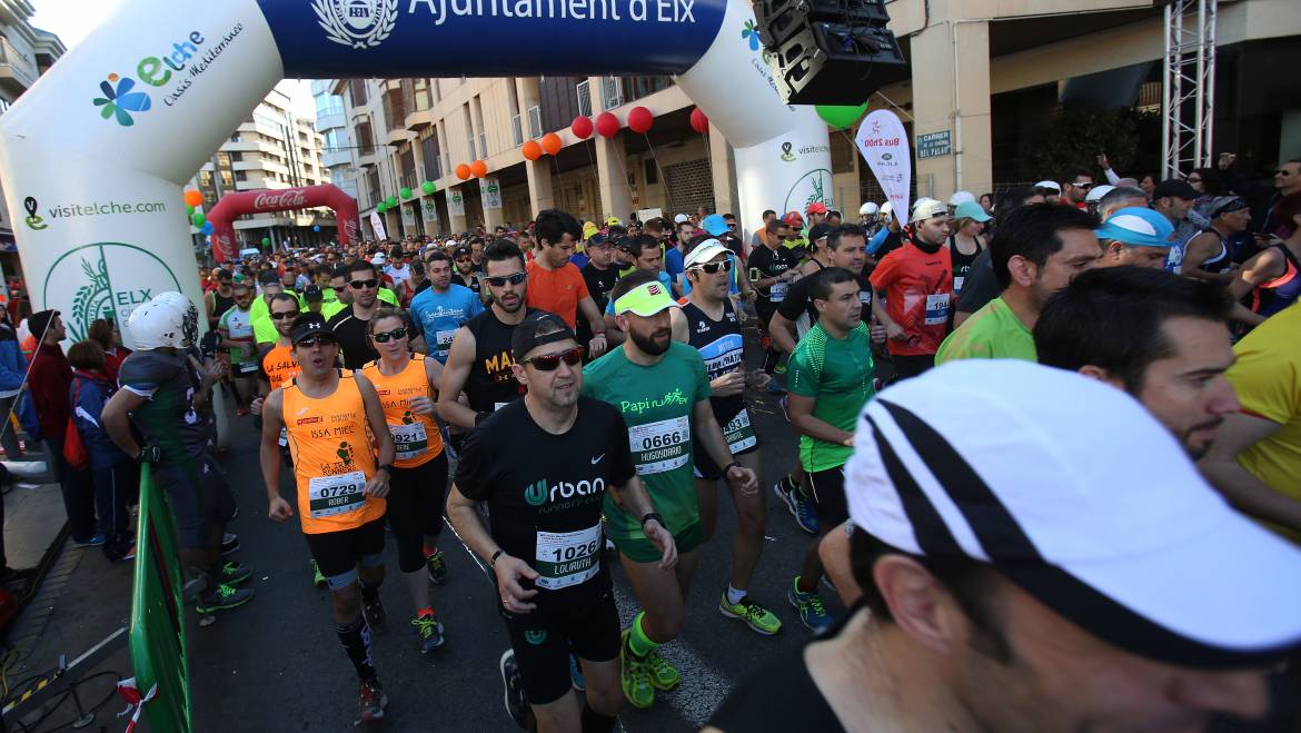 El atleta marroquí Hassane Ahouchar gana por cuarta vez consecutiva la Media Maratón de Elche