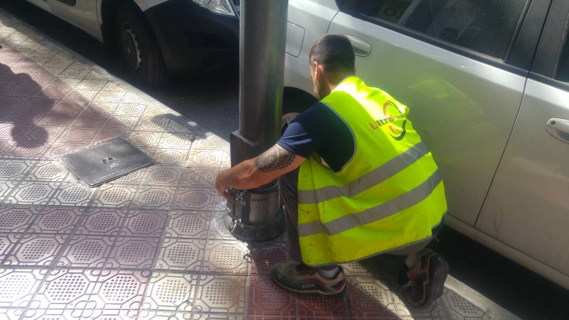 El Ayuntamiento interviene en 81 farolas para evitar que se oxiden a causa del orín de las mascotas