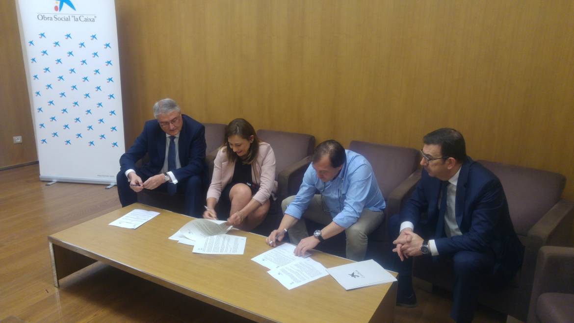 El Ayuntamiento firma un convenio de 3.000 euros para el desarrollo de una Escuela de Natación adaptada