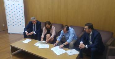 El Ayuntamiento firma un convenio de 3.000 euros para el desarrollo de una Escuela de Natación adaptada