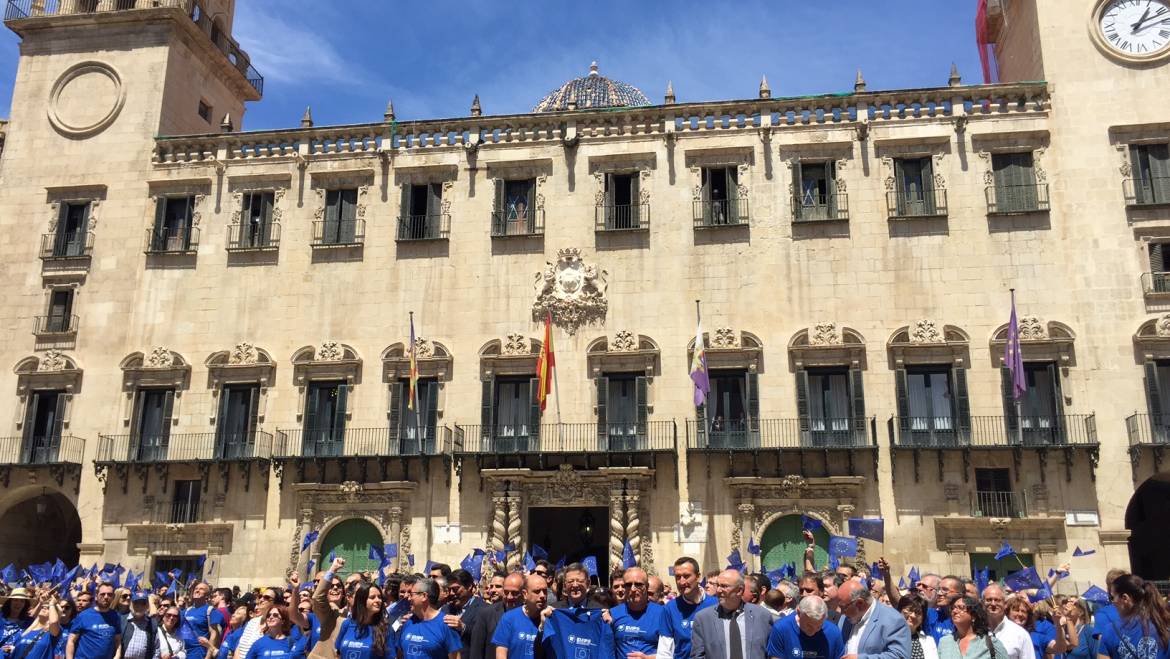 El alcalde participa en Alicante en la foto del Día de Europa