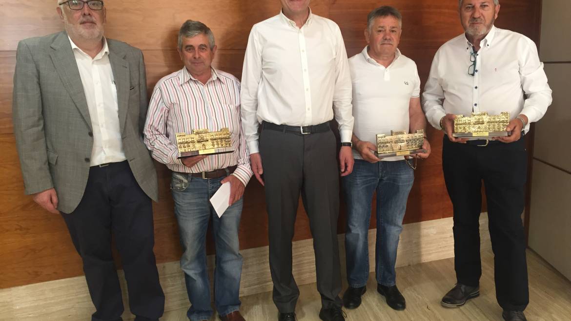 L’alcalde rep tres treballadors municipals jubilats