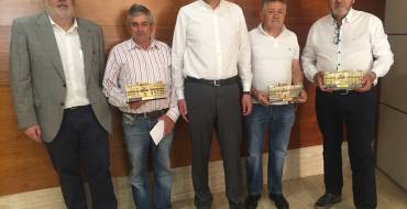 El alcalde recibe a tres trabajadores municipales jubilados