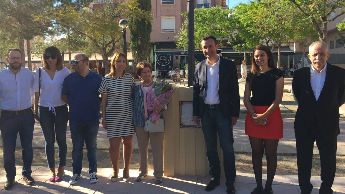 Inaugurado el jardín en honor a la profesora de inglés Mari Paz Hernández