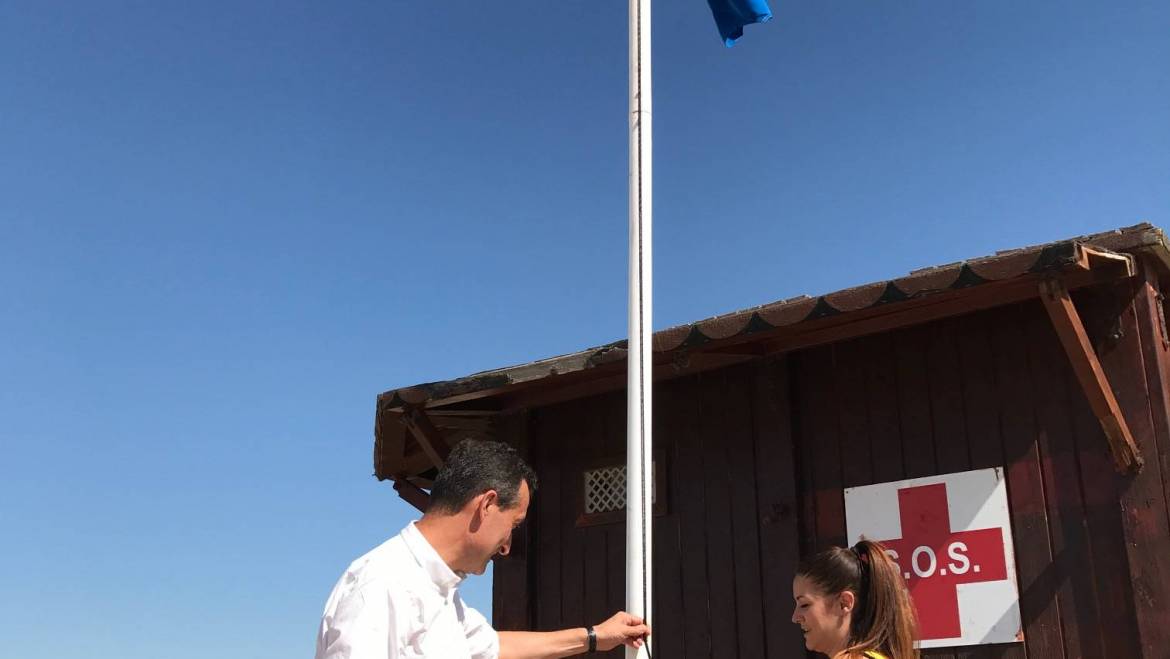 Les platges d’Elx ja exhibeixen les seues cinc banderes blaves