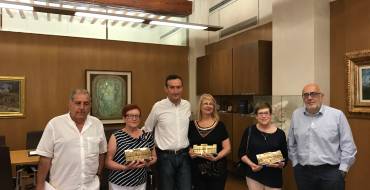 El alcalde recibe a cuatro funcionarios que se jubilan