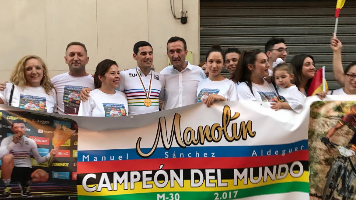 Más de un centenar de personas reciben en Elche al campeón del mundo de mountain bike