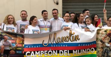 Más de un centenar de personas reciben en Elche al campeón del mundo de mountain bike