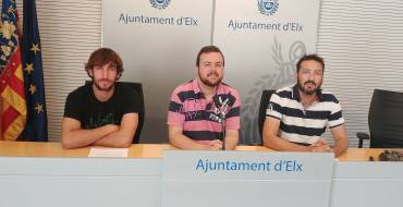 Un estudio afirma que los cernícalos ayudan en la detección y análisis del picudo en el Palmeral