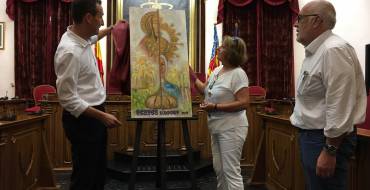 L’artista il·licitana María Teresa Pérez López realitza l’obra “Dues Dames i un Misteri” com a cartell de les Festes d’Agost