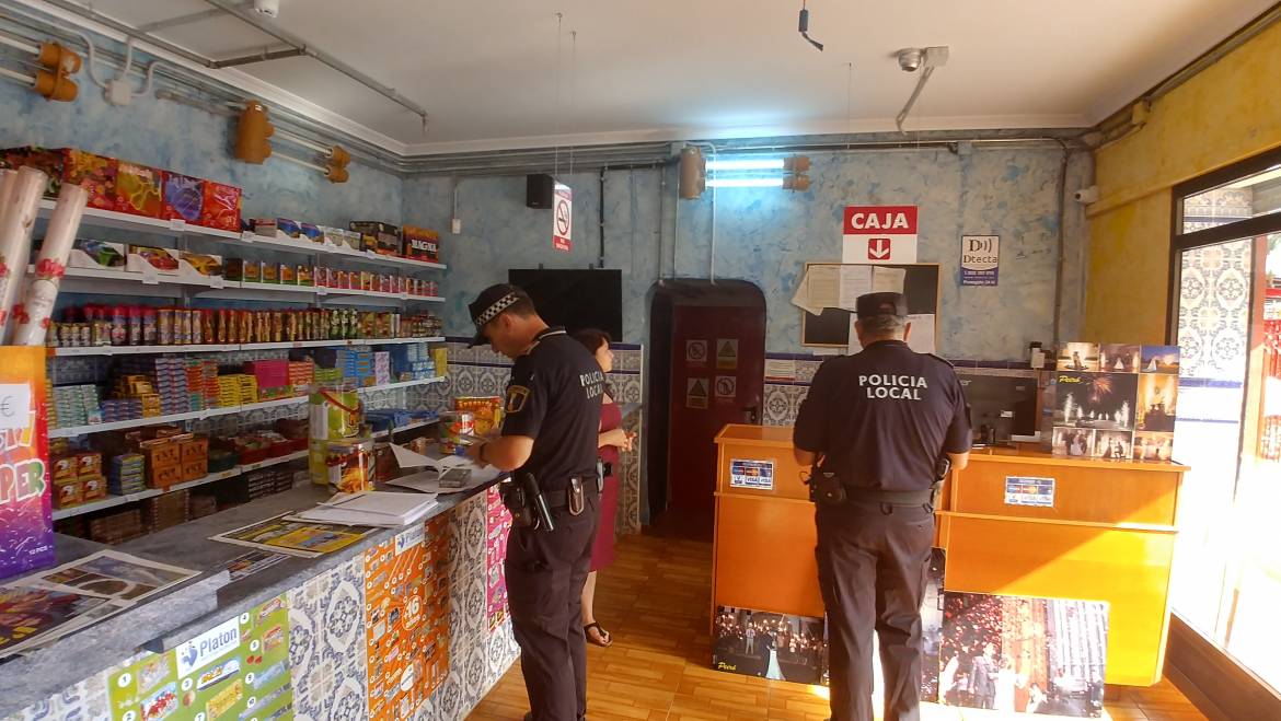 La Policia Local comença a inspeccionar la vintena de punts de venda de productes pirotècnics que hi ha en la ciutat