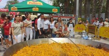 Un arroz con costra para 2.500 personas