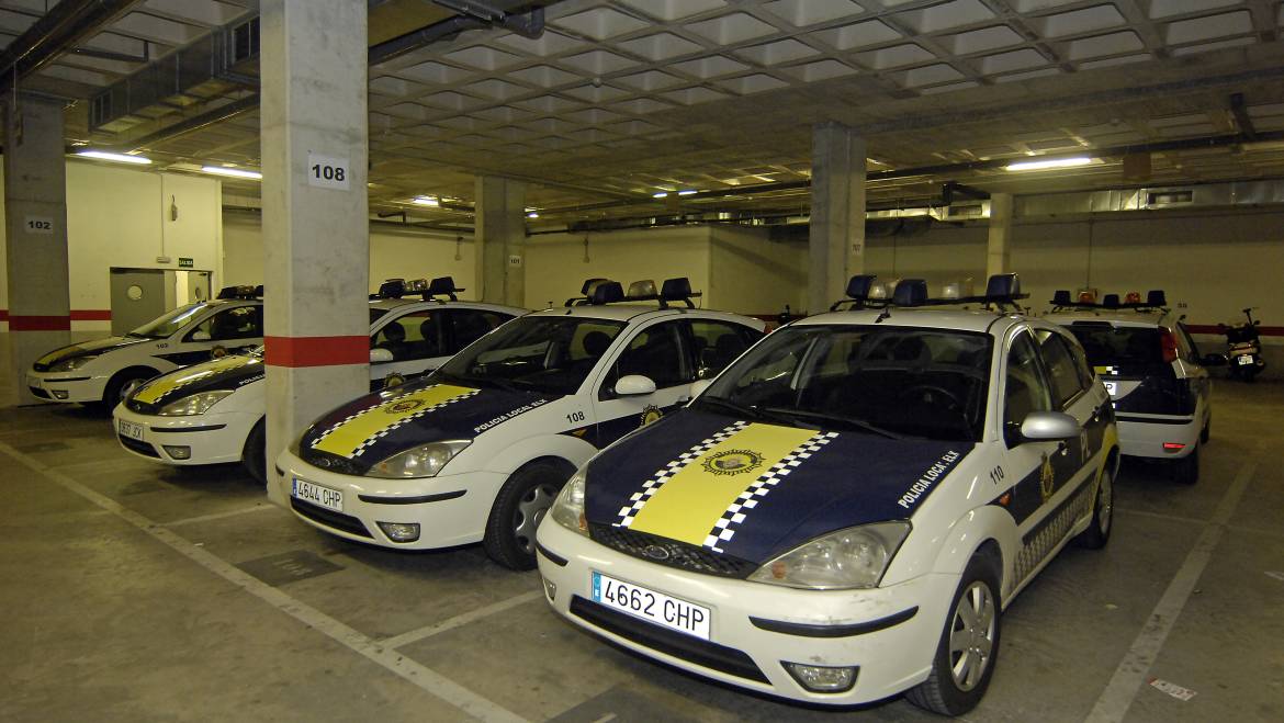 Un control conjunt de la Policia local i Policia Nacional intercepta un vehicle amb les plaques de matrícula falsificades