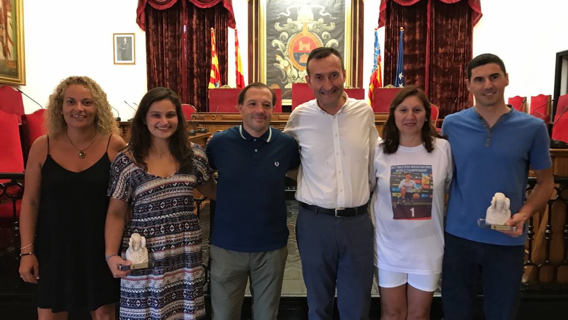Recepción a los deportistas Manuel Sánchez y María Victoria Serrano en el salón de plenos