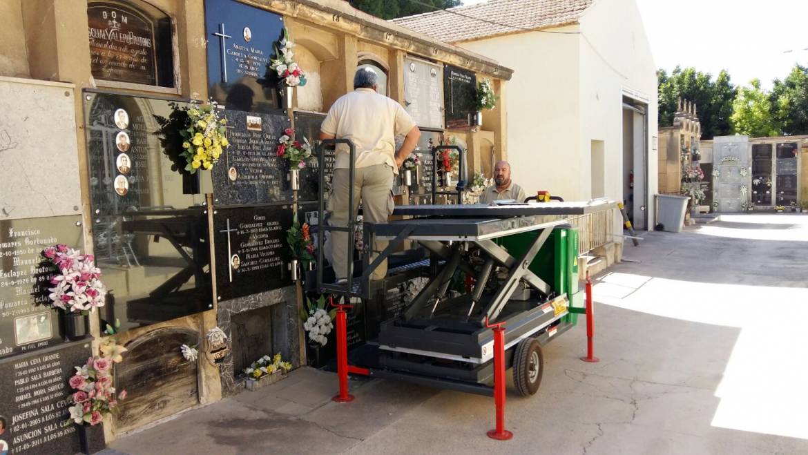El Ayuntamiento adquiere una nueva máquina para facilitar los enterramientos