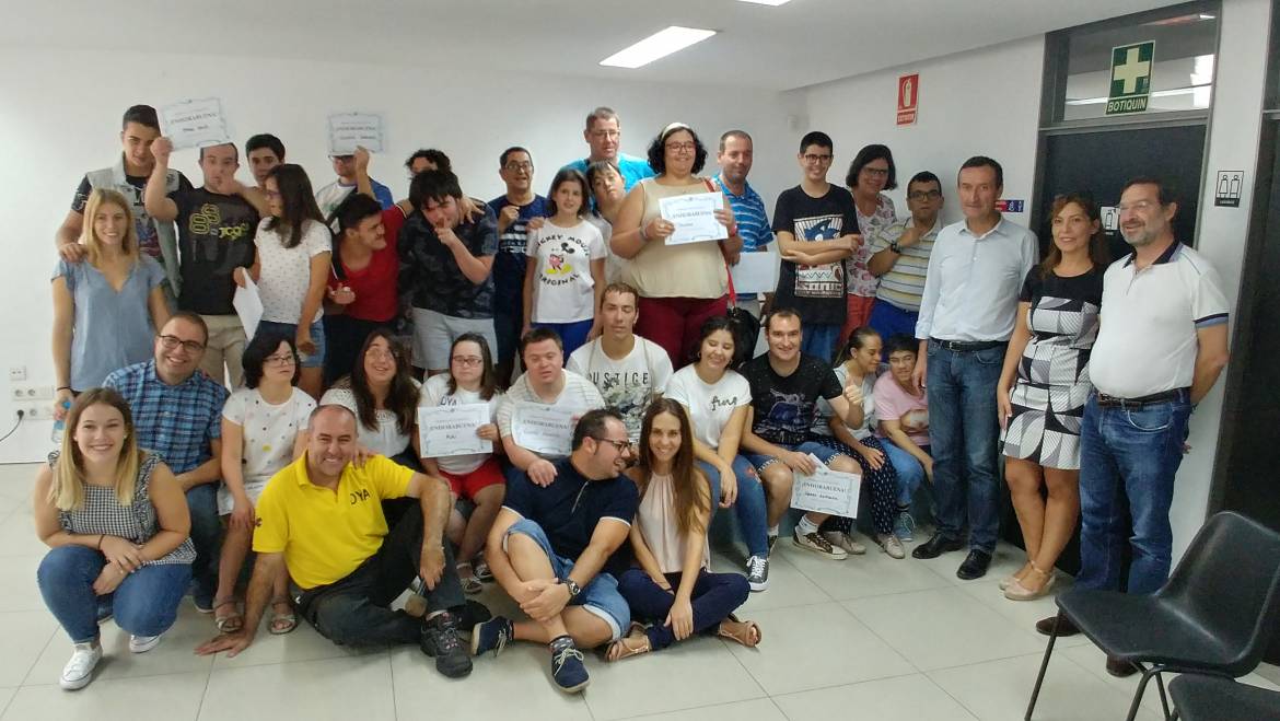 El Ayuntamiento entrega los diplomas a los usuarios que han participado en el Respiro Familiar