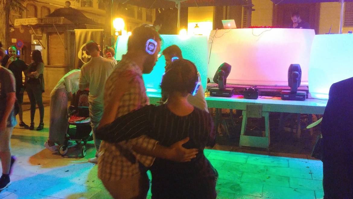 Una “Silent Disco” per a fomentar l’oci sense soroll