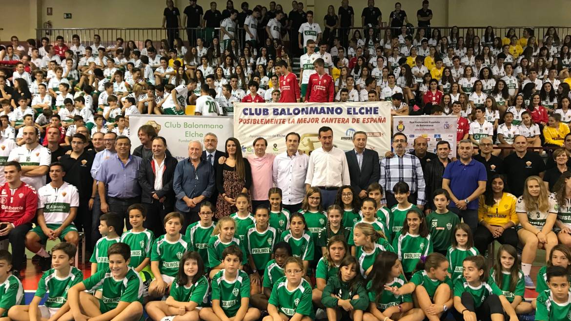 El Equipo de Gobierno arropa al Club Balonmano Elche en la presentación de sus 22 equipos