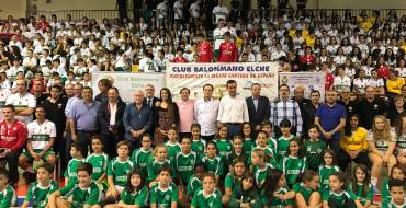 El Equipo de Gobierno arropa al Club Balonmano Elche en la presentación de sus 22 equipos