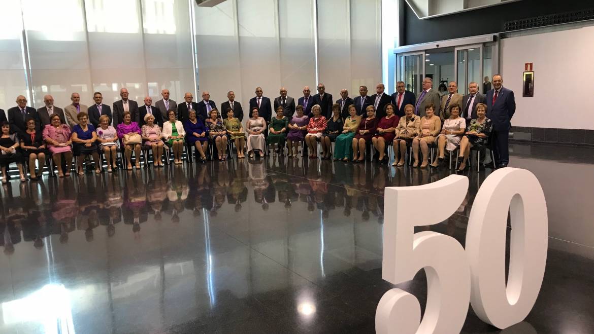 Las bodas de oro de 35 parejas llenan de público el salón de actos del Centro de Congresos