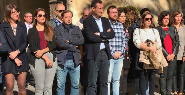 Cinco minutos de silencio en la Plaza de Baix