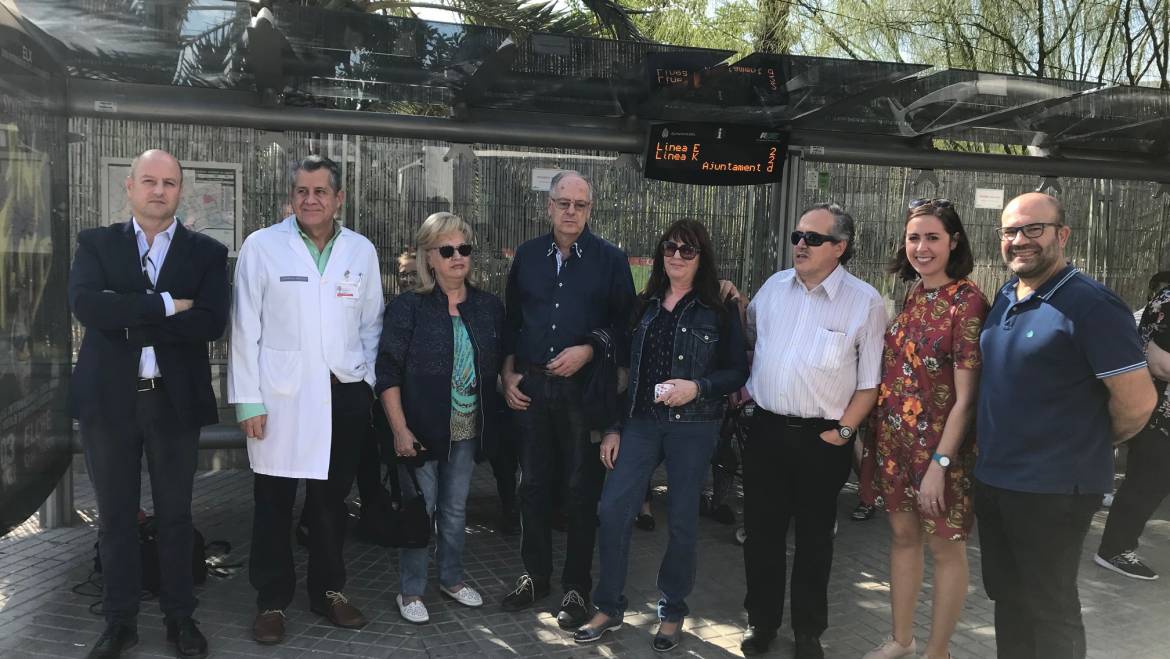 Una nova “marquesina parlant” facilita l’accés dels invidents als autobusos urbans en l’Hospital General