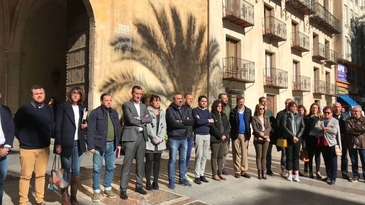 Minut de silenci a Elx en repulsa per l’assassinat d’una xiqueta de dos anys
