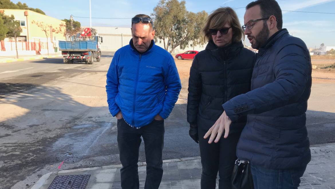 Comienza el asfaltado de la calle Velero de El Altet, que da servicio al colegio y a la zona deportiva